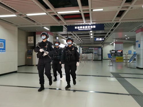 警察在地铁站维护秩序