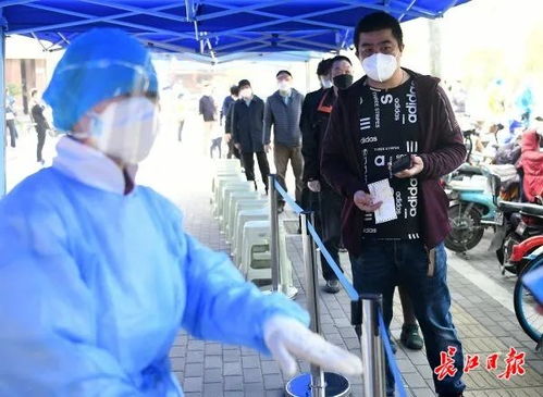 医院排队等待体检的人群