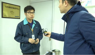 工作人员接受采访