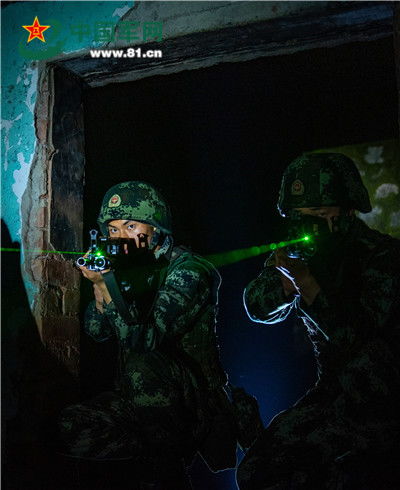 官兵们夜晚坚守岗位