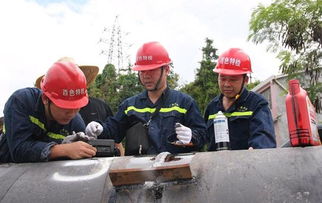 技术人员检查水管