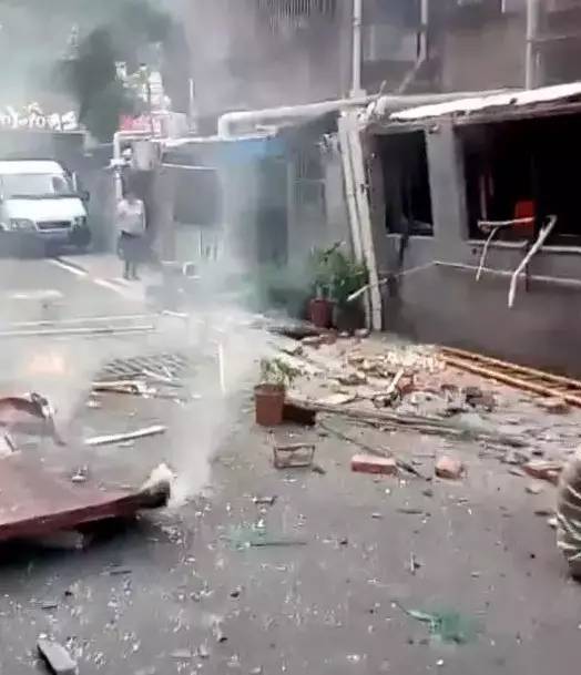 厨房突发火灾，婆婆遭殃！