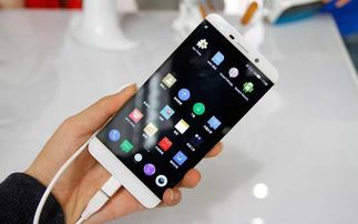 多部不同品牌手机摆放在一起