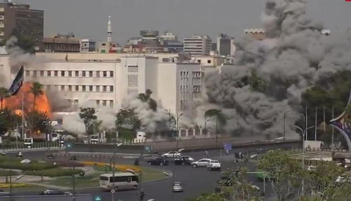 朱拉尼站在总统府前