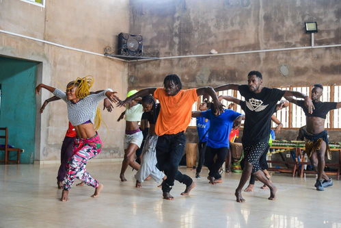 团播背后的陷阱：年轻人被困其中，欠薪擦边违约成常态？