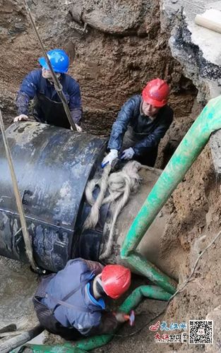 维修水管现场