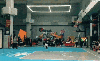 钟显超隔扣外籍球员，高一才打球却成就传奇时刻！