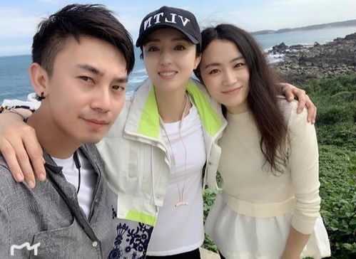 董璇张维伊甜蜜合影