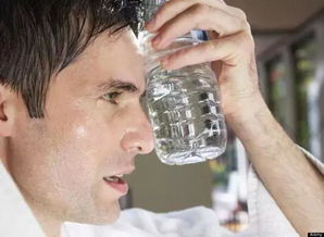 河南高温下工人坚守岗位：烈日里的奉献者