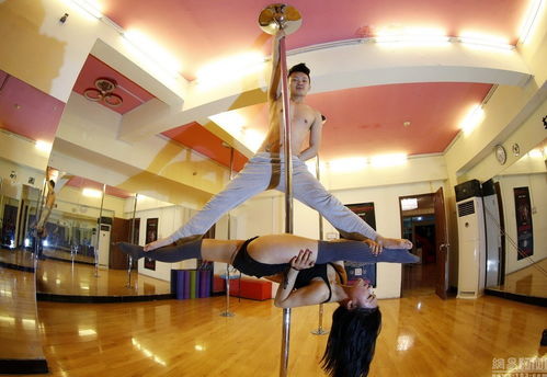 两人勤奋练习场景