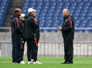 教练团队商讨战术