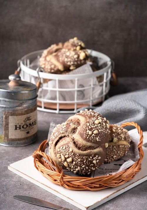 龙龙展示自己做的面包成品