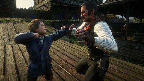 木兰和迈克大叔相拥庆祝