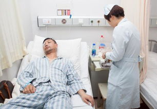 医生和开颅患者边聊天边捉大脑活虫！太神奇了