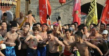 居民光膀子上街场景