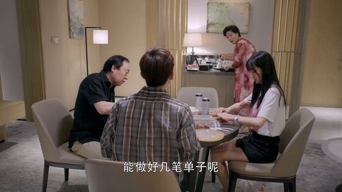 一家人在看《魔法蓝精灵》