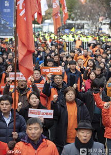 韩国民众街头议论