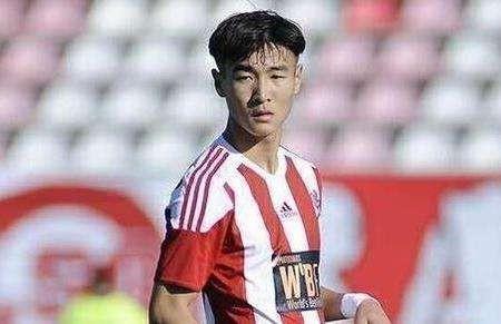 球迷骂韦世豪老婆事件引发热议，背后真相令人深思！