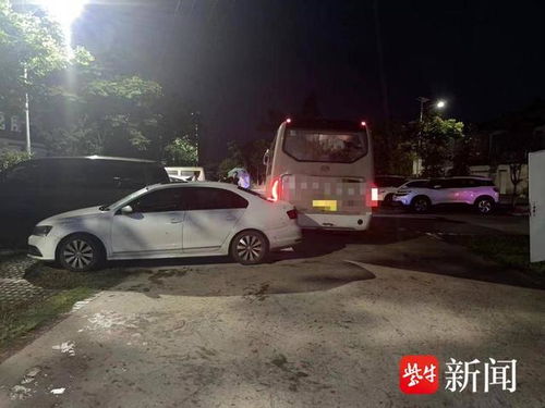 男子追尾后下车几人全程微笑，背后真相令人深思！