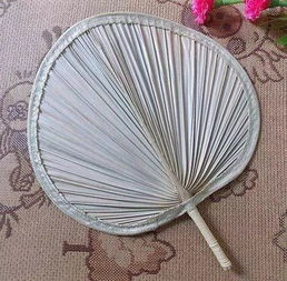 一把蒲扇放在桌上