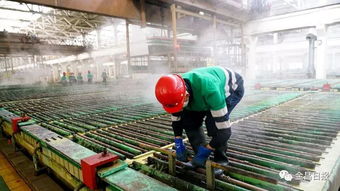 工厂内工人工作画面