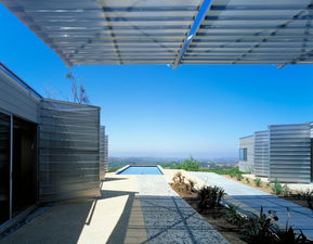 充满科技感的现代火车站的外观