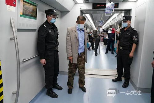 武汉地铁惊现‘老神在在’抽烟男，工作人员劝阻无果！