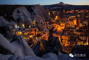 活阎王站在用狗砌屋顶的建筑前面