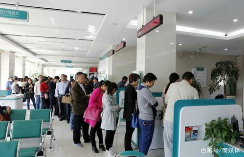 储户们在银行门口讨说法