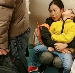 广州地铁惊现让座风波：老年女士强求小女孩让座遭拒，孩子妈妈霸气反击