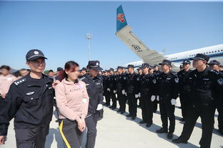 警察押解嫌疑人