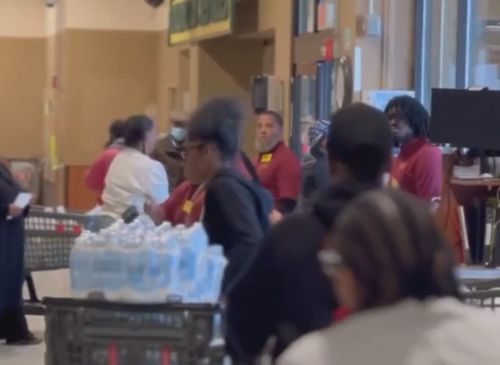 居民排队购买瓶装水场景