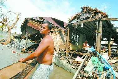 被台风摧毁的建筑残骸