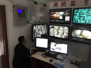 警察查看监控