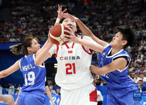 中国女篮球员突破