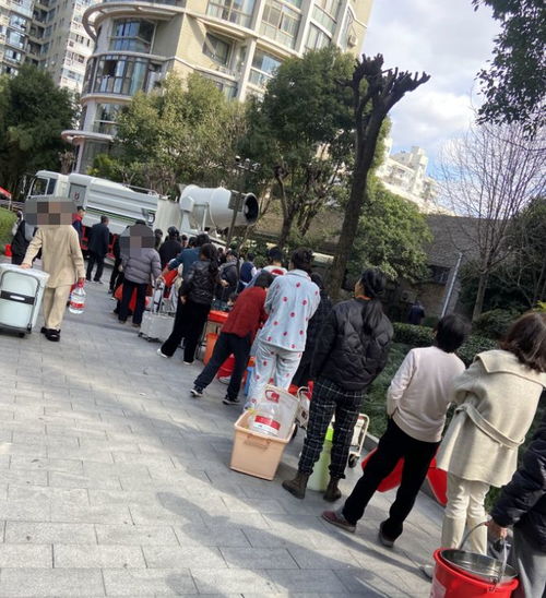 余杭居民排队接水场景