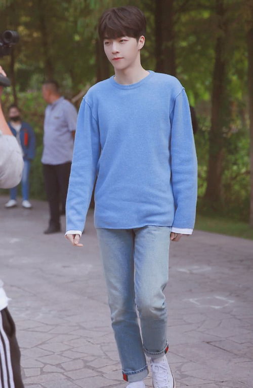 陈立农街头暖心拥抱，粉丝直呼太甜啦