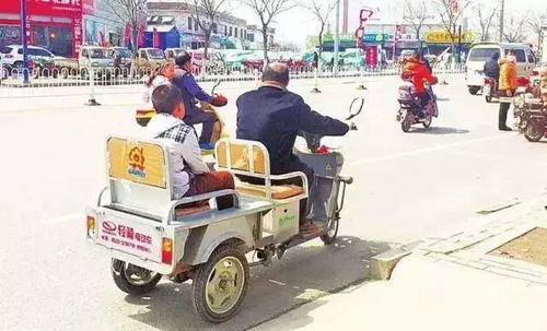 公公骑三轮车前来