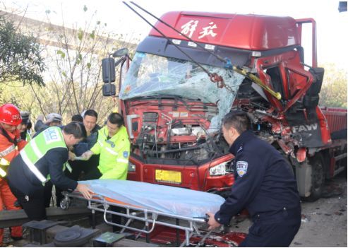 货车超载遭交警追缉10公里发生车祸，交警执法引争议需调查