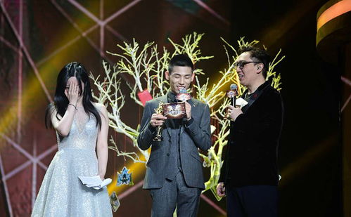 旭旭宝宝在舞台上挥手