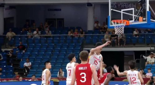 杨瀚森在比赛中抢篮板