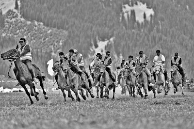 骑手们在赛马比赛中疾驰