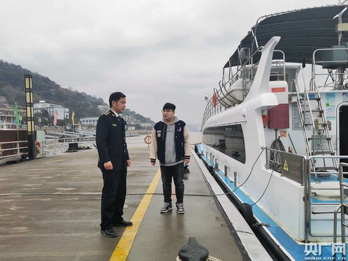 海事局工作人员专注监测