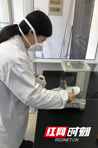 工作人员在检测水质