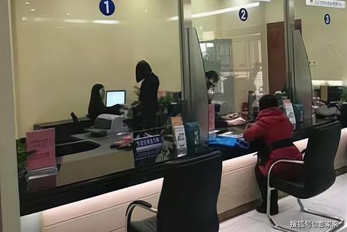 女子在银行柜台前等待