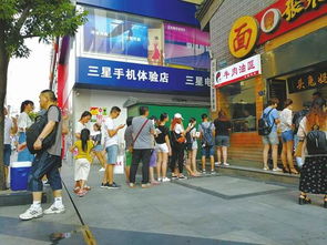 保时捷店门口排队购车的人群