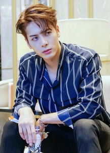 王嘉尔低头沉思