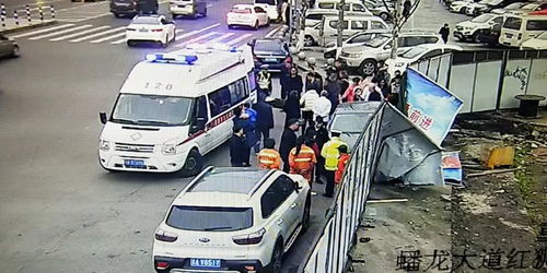 两车相撞3人被压车底，路人齐心协力抬车救人