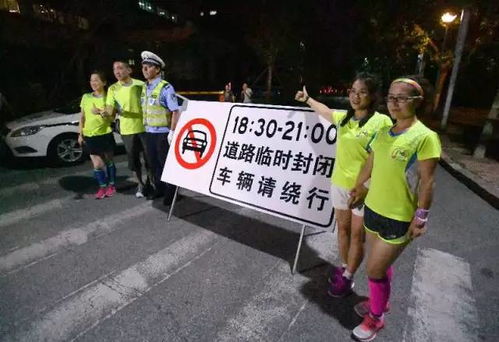 暴走团与交警对峙画面