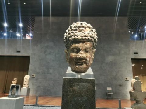 千年国宝佛头惊现神秘刻字，背后故事令人深思